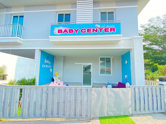 Baby center คือ เนอสเซอรี่ที่รับดูแลและเสริมสร้างพัฒนาการเด็กเล็ก พัฒนาทักษะเด็กก่อนเรียน เพื่อหนูน้อยเจริญเติบโต    มีสุขภาวะที่ดี พัฒนาการสมวัยทั้งทาง ร่างกาย จิตใจ อารมณ์ สังคม ภาษา และสติปัญญา เน้นการสื่อสารกับผู้ปกครองแบบรายบุคคลทุกวันเพื่อให้ผู้ปกครองทราบถึง การดูแลประจำวัน การกินอยู่หลับนอน รวมถึง พัฒนาการ การเจริญเติบโตของลูกน้อย เพื่อที่หนูน้อยจะได้รับการดูแลเป็นไปในแนวทางเดียวกันกับทางบ้านเสมอ มีประเมินพัฒนาการแรกรับและประเมินอย่างต่อเนื่อง  ทุกช่วงวัย โดยใช้เครื่องมือการประเมิน Denver II ที่ผู้ประเมินมีใบรับรองการเป็นผู้ประเมินจากสถาบันแห่งชาติเพื่อการพัฒนาเด็กและครอบครัว มหาวิทยาลัยมหิดล พร้อมจัดกิจกรรมส่งเสริมพัฒนาการหนูน้อยอย่างรอบด้าน Baby center สังคมแห่งการเรียนรู้ กิจกรรมพัฒนาสมอง สร้างสมาธิ ส่งเสริมพัฒนาการด้วยกิจกรรม Natural Sensory Activities Sensory play Sensory art Sensory Integration Jolly Phonics Montessori Stem กิจกรรมประจำวันสำหรับหนูน้อยเรียนรู้อย่างมีความสุข เรียนปนเล่นเน้นพัฒนาการ